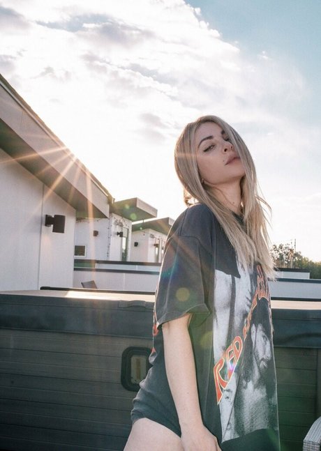 Alison Wonderland art star pictures