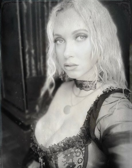 Undressjess naked star picture