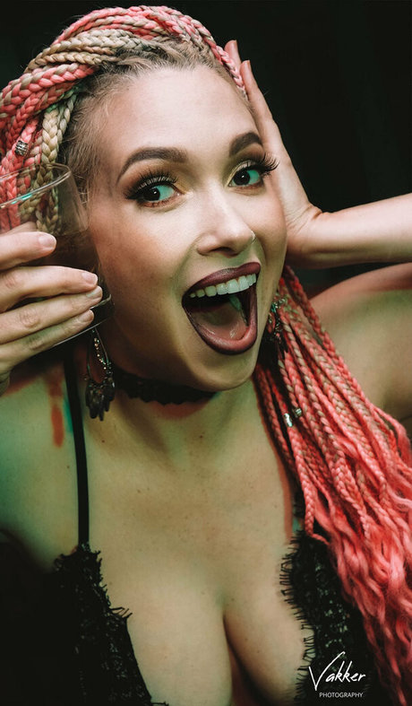 Undressjess art model gallery