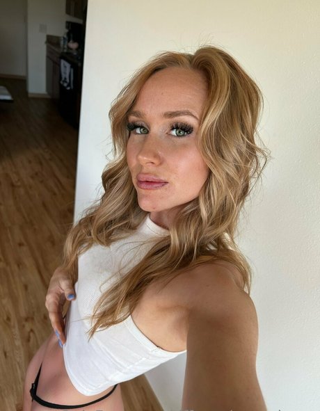 tiffanyshenanigans pornographic model img