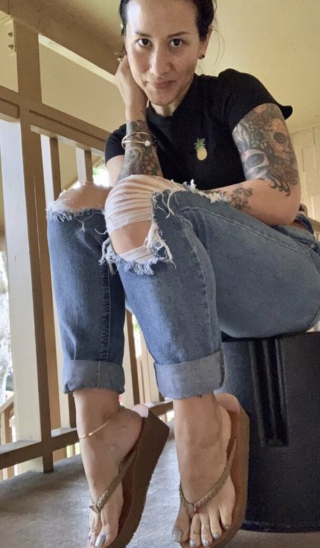 kim kisses foot goddess sexy star pictures