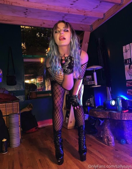 sallysays top model picture