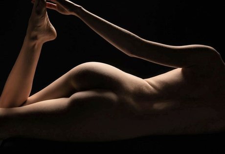 MoonLadyTay nude model photo