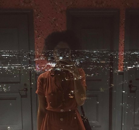 Alisha Wainwright star sexy photo