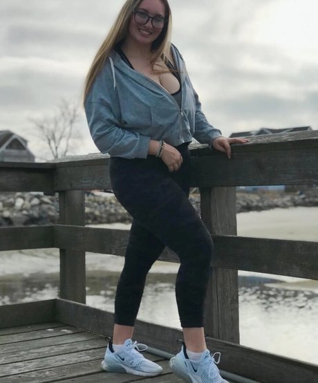 Angelina C pretty star pic