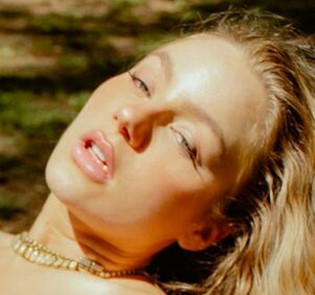 Magyn Kennedy model art gallery