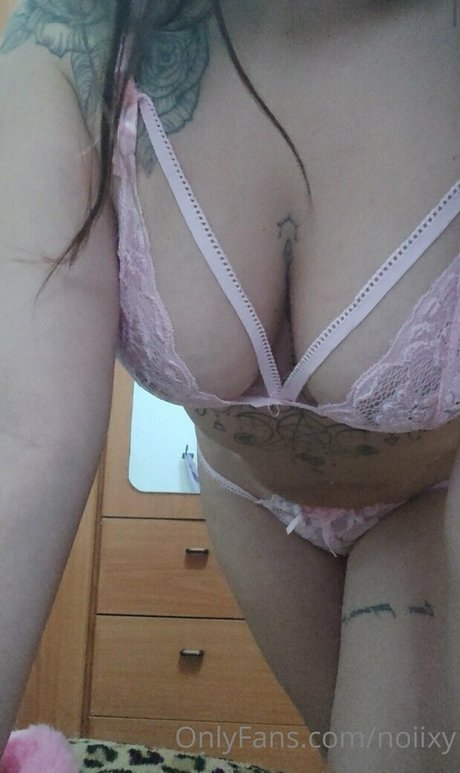 noiixy model nude picture