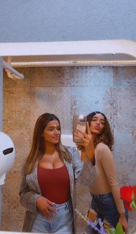 Leslie Sanchez naked model picture