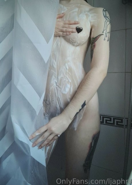 Louise Julie model art pic