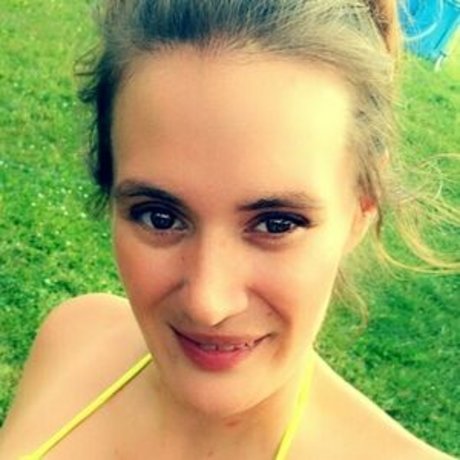 dezerai hot actress picture