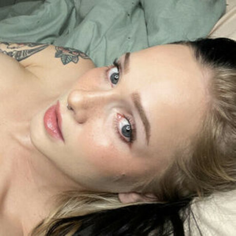 Emma Weaver adult model img