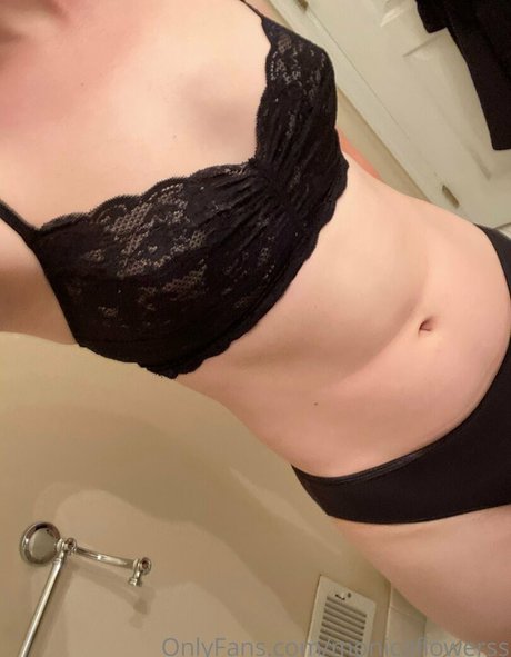 monicaflowerss nude model pictures