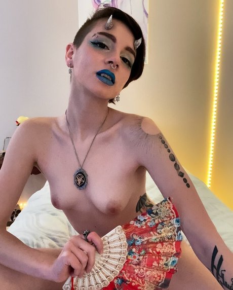 Flickerspark model hot picture