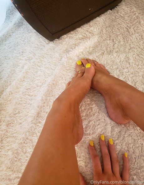 blonderider beautiful actress pic