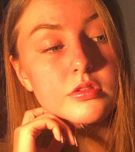 Helayna Birkett pretty model pics