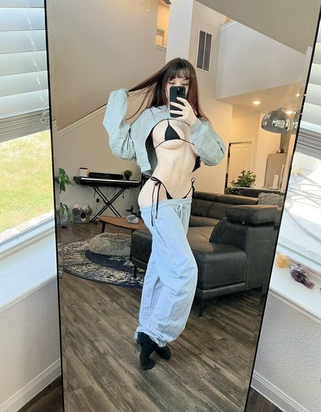 EmiliaNSFW model sexy galleries