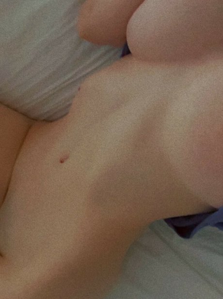 EmiliaNSFW exclusive model image