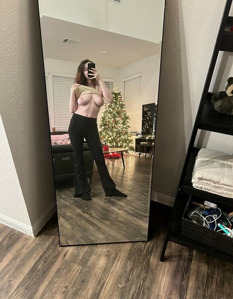 EmiliaNSFW exclusive pornstar gallery