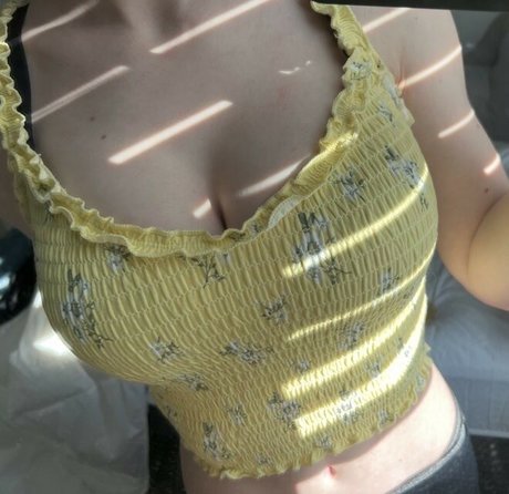 EmiliaNSFW model naked pictures