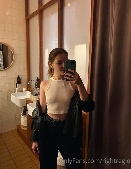 rightregie model naked pics