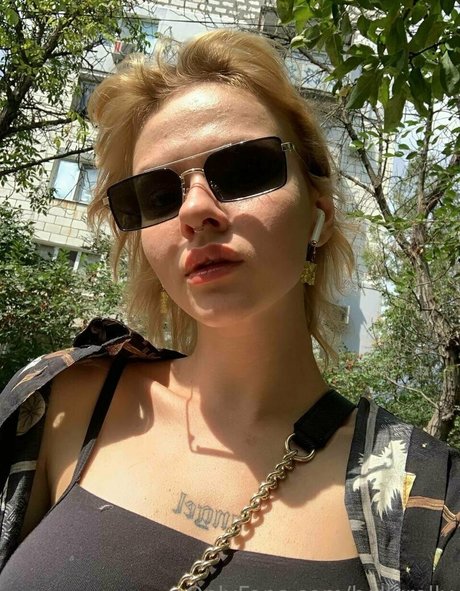 hollyrolly star nude picture