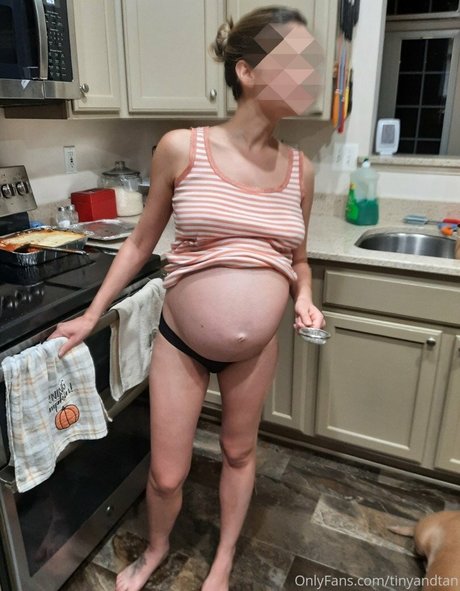 Tiny And Tan model top img