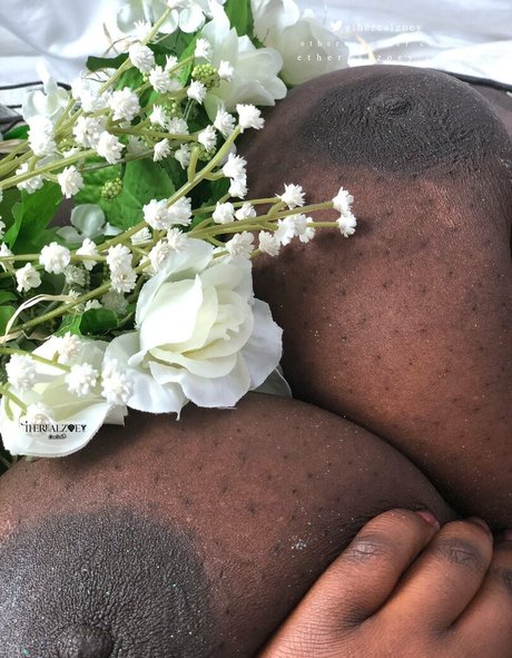 therealzoey exclusive star img