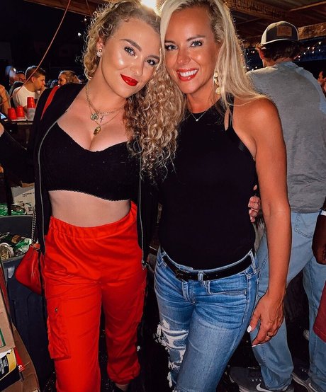 Caroline Wall nude star pictures