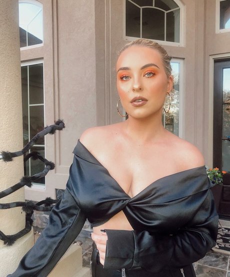 Caroline Wall Profile pic