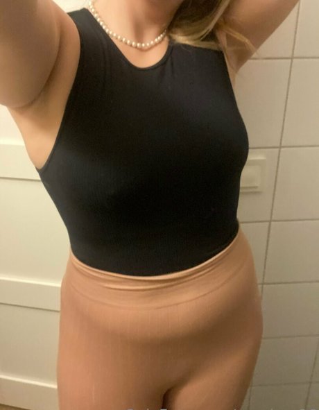 monicar96 model nude photo