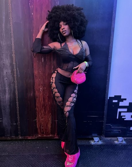 Kalenbree model naked picture