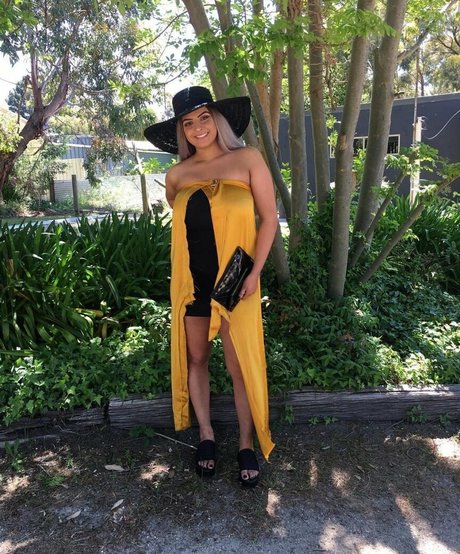 Chloe C naked model photo