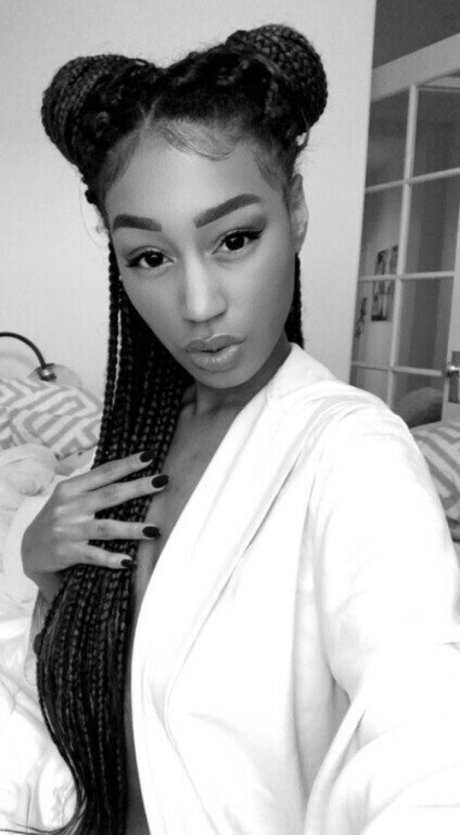 Nia Simone naked model picture