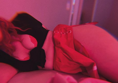 kyramox pornstar nude img