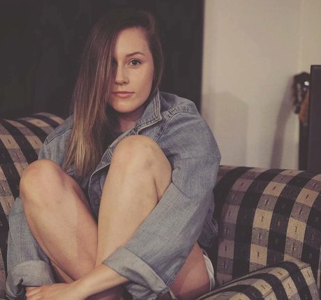 Elizabeth Height model nudes image