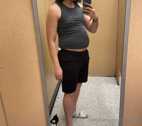 bellyking pretty actress pic