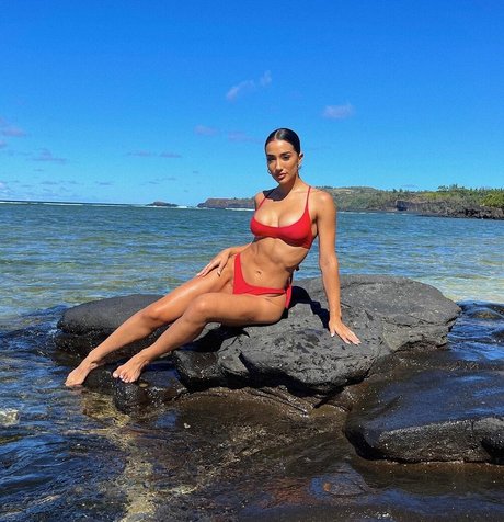 Alicia Arrietta art model pic