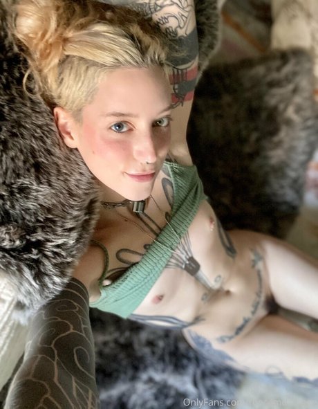 thecamdamage model sexy pic