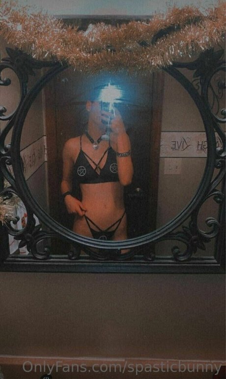 Spasticbunny model nude pic