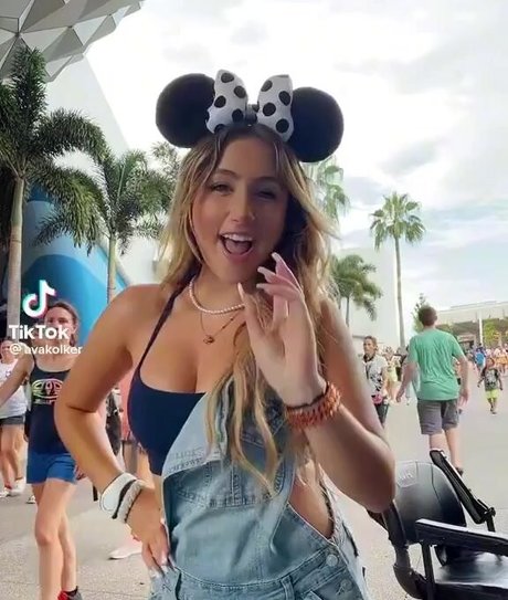 Ava Kolker erotic actress gallery