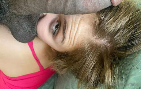 aliisnowflake nude model image