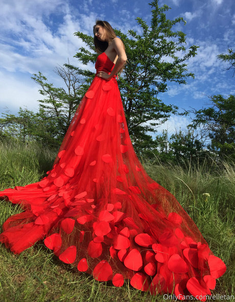 Elle Tan erotic actress galleries