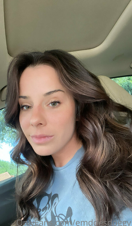 emdoesdoggy pornstar adult photos