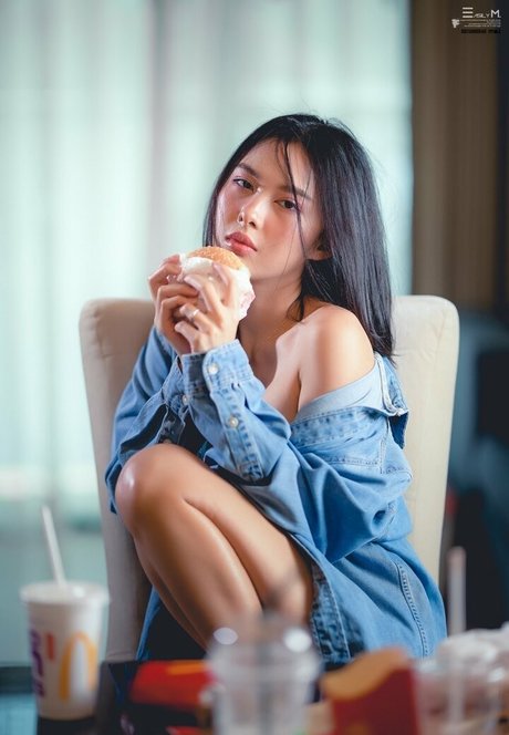 nimtharin model nude image