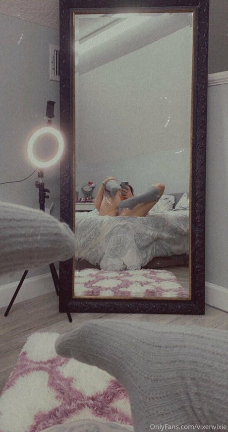 vixenvixie sex model photo