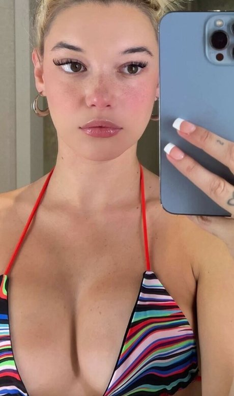 Sarah Snyder pretty actress image