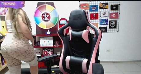 Carolzinha naked model image