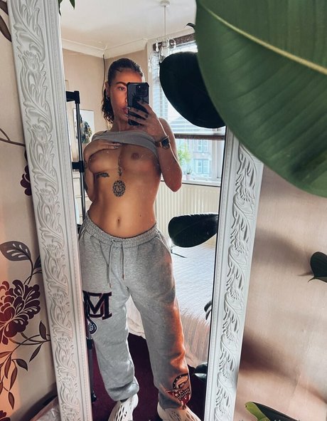 lucidbabyx erotic model picture