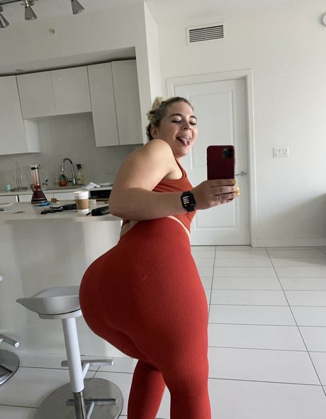 Rharrirhound hot model pic