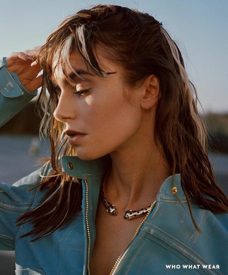 Lily Collins naked actress picture